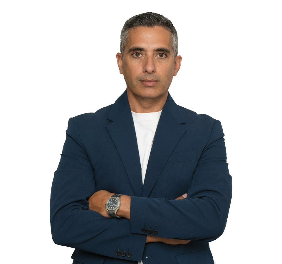 Juan Hierro de brazos cruzados mirando al frente