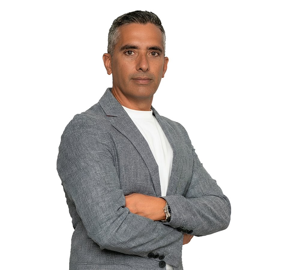 Juan Hierro de lado con los brazos cruzados