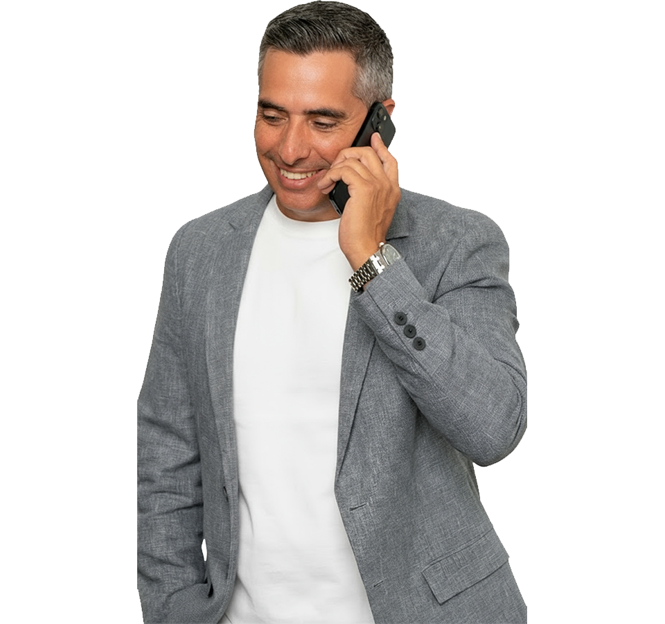 Juan Hierro hablando por teléfono